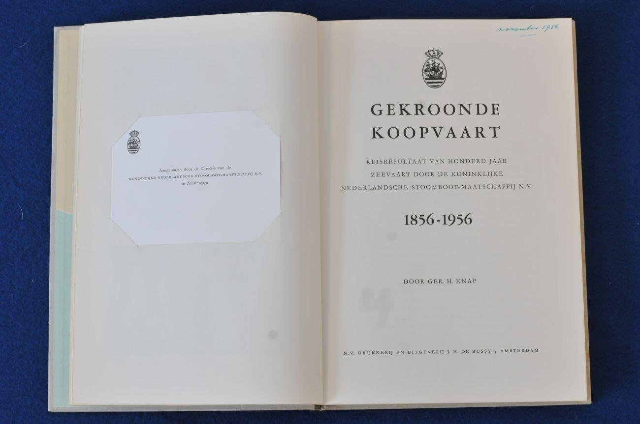 Knap, Ger. H. - Gekroonde Koopvaart. Reisresultaat van honderd jaar zeevaart door de Koninklijke Nederlandse Stoomboot-Maatschappij NV 1856-1956, Speciale uitgave (5 foto's)