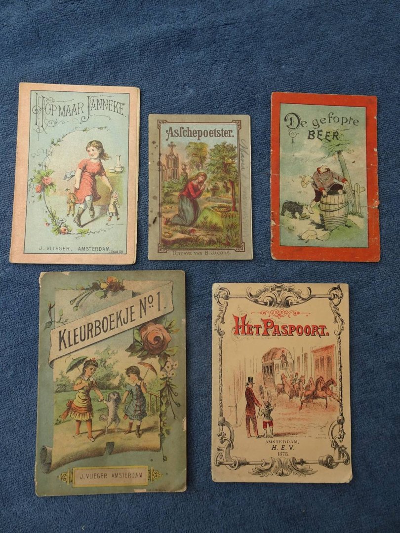N.n.. - Het Paspoort/ De gefopte beer/ Asschepoetster/ Hop maar Janneke/ Kleurboekje no. 1. 5 deeltjes.