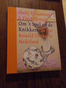 Verkamman, Matty; Vermeer, Evert - Om 't Spel en de Knikkers, 40 Jaar Betaald Voetbal in Nederland