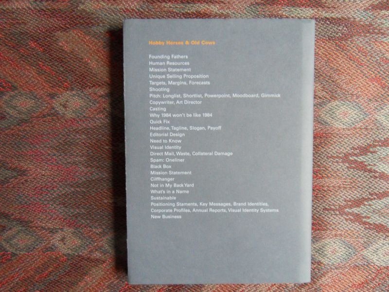 Toorn, Hans van der. - Stokpaardjes en Oude Koeien. --- 1e druk, 2004. Gebonden in fraaie grijze linnen band. Met stofomslag met een ets van Margo de Jager in nieuwstaat. Fraaie vormgeving door tekst in oranje en zwart en vele bijz. illustraties. 56 pp.