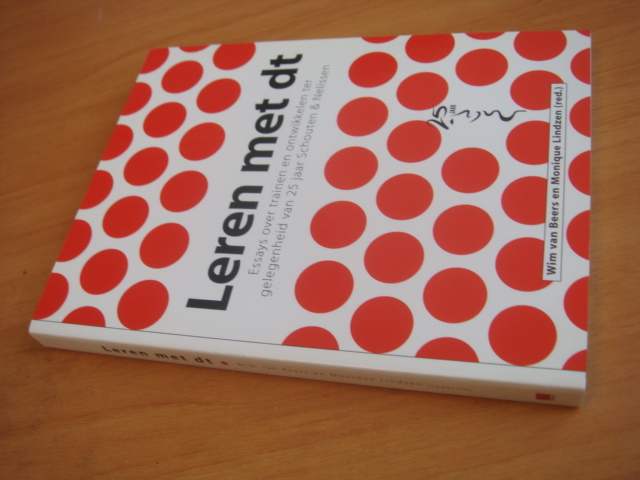 Beers, Wim van & Lindzen, Monique ( red) - Leren met dt - Essays over trainen en ontwikkelen ter gelegenheid van 25 jaar Schouten en Nelissen