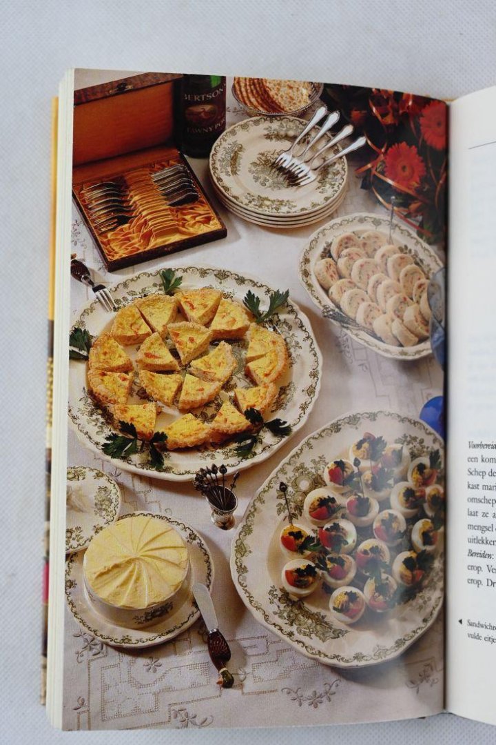 Ten Houte de Lange,Clara. - De Engelse Tea een feestelijke tafel met sandwiches,scones,cakes,taarten en jams (2 foto's)