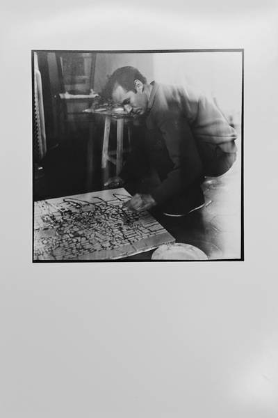 JORN, ASGER - HENNY RIEMENS [FOTO]. - Asger Jorn [ aan het werk ]. Originele  foto's van Henny Riemens. .