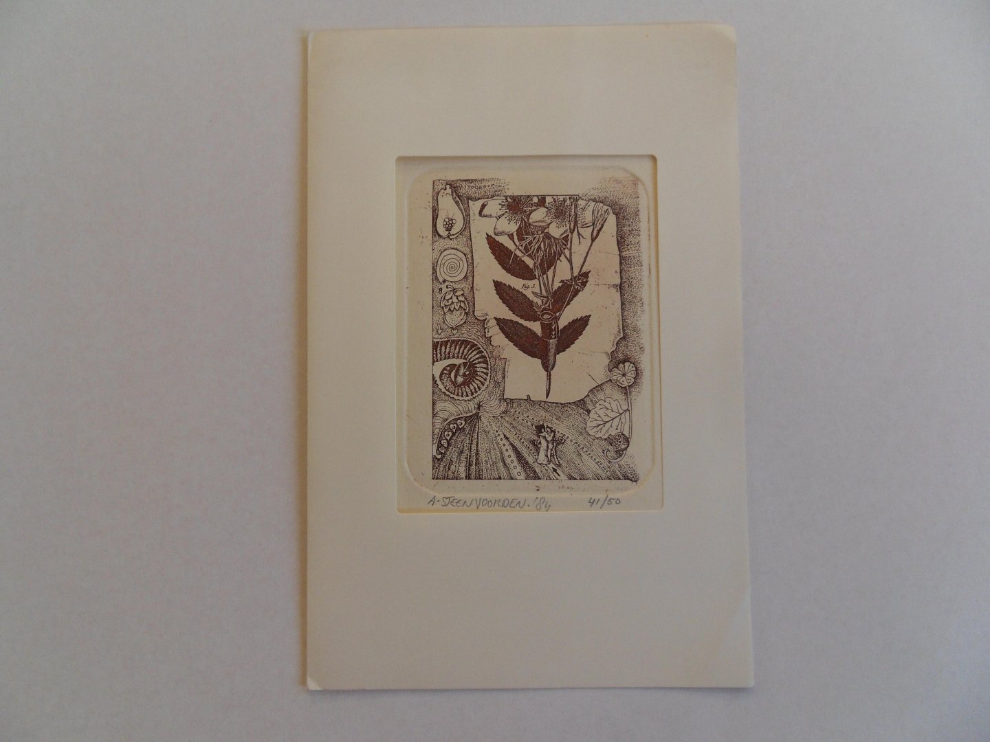 Steenvoorden, Ab. [ 1933 - 2010 ]. [ GESIGNEERD ]. - Zonder titel [ plant met akker en twee personen ]. [ Genummerd exemplaar 41 / 50 ].