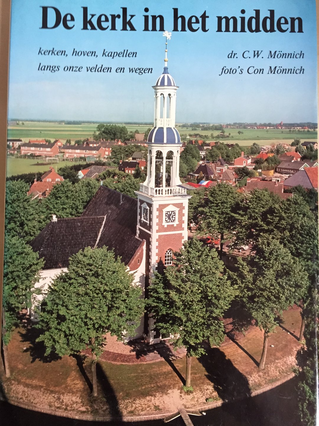 Mönnich, Prof. Dr. C.W. en Con Mönnich (foto's) - De kerk in het midden; kerken, hoven, kapellen langs onze velden en wegen