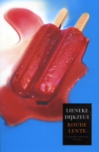 Dijkzeul (Sneek, 7 maart 1950), Lieneke - Koude lente - Literaire Thriller - In een park wordt het levenloze lichaam van een klein meisje aangetroffen. Een buurman van het meisje wordt in zijn flat ernstig mishandeld door een jeugdbende.