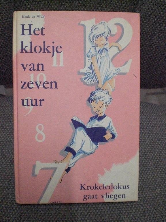 Henk de Wolf  Illustraties van Rein van Looy, E. ten Harmsen-van Beek, Marga Holst-Dekker - Het klokje van zeven uur Krokeledokus gaat vliegen