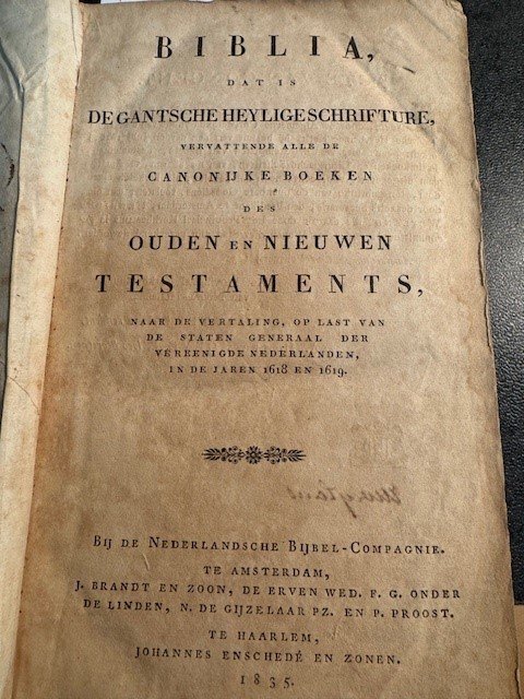  - Biblia, dat is de Gantsche Heylige Schrifture, vervattende alle de Canonijke Boeken des Ouden en Nieuwen Testaments, naar de vertaling, op last der Staten Generaal der Vereenigde Nederlanden, in de jaren 1618 en 1619.