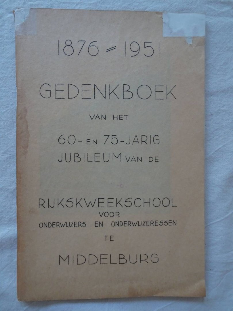 Vos, P. de (red.). - Gedenkboek van het 60- en 75- jarig jubileum van de Rijkskweekschool voor Onderwijzers en Onderwijzeressen te Middelburg, 1876- 1951.