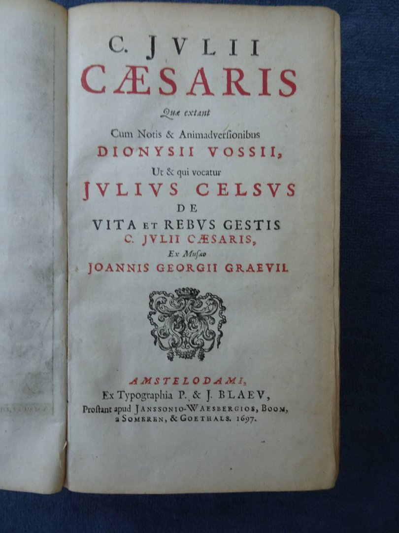 Caesaris, C. Julii (Julius Caesar). - C. Julii Caesaris Quae extant Cum Notis & Animadversionibus Dionysii Vossii, Ut & qui vocatur Julius Celsus de vita et Rebus Gestis C. Julii Caesars, ex Musaeo Joannis Geogii Graevii.