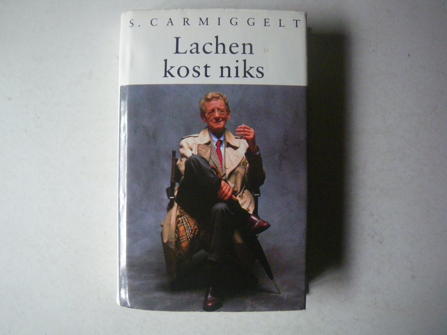 Carmiggelt, Simon - Lachen Kost Niks.Een bloemlezing vrolijke verhalen over mensen met en zonder geld.