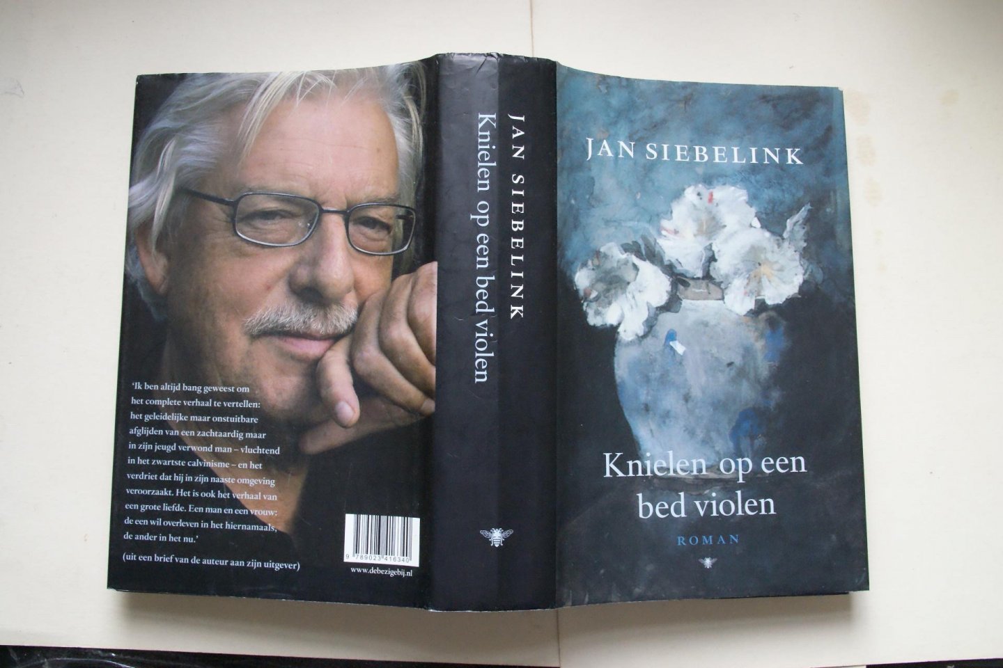 Jan Siebelink - KNIELEN OP EEN BED VIOLEN  gebonden uitgave