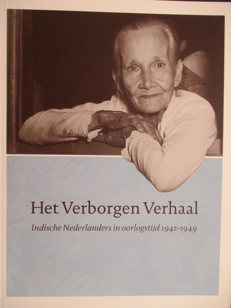 AGT, Beatrijs van, e.a. - Het Verborgen verhaal. Indische Nederlanders in oorlogstijd 1942-1949. Met voorwoord van Marjan Schwegman.