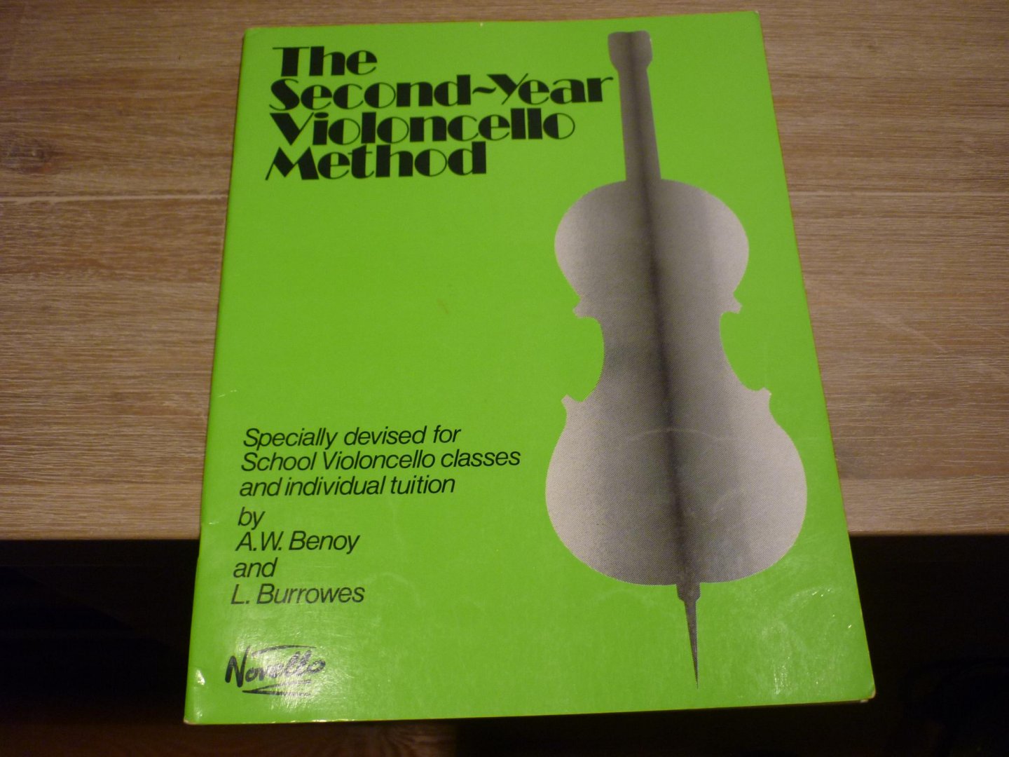 Benoy; A.W.  /  L. Burrowes - The second-year Violoncello Method; ALB Specially devised for school violoncello lessons and individual tuition. Cello Method (Lehrmaterial) (Lesboek)