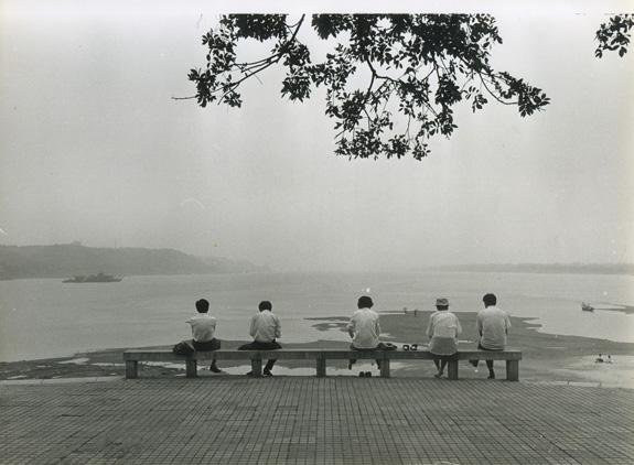 (HUYGENS, Stan) - no binding - On the banks of the river Xiang, Changsha 1988.
