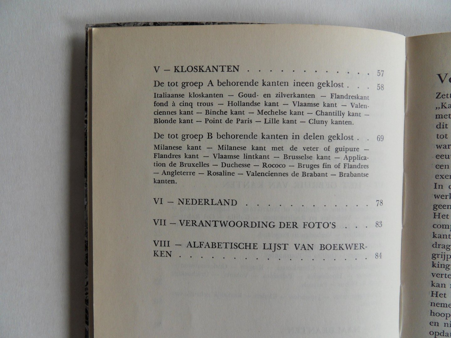 Meulen-Nulle, L.W. van der. [ GESIGNEERD ]. - Kant met naald en klos en speldenbos.