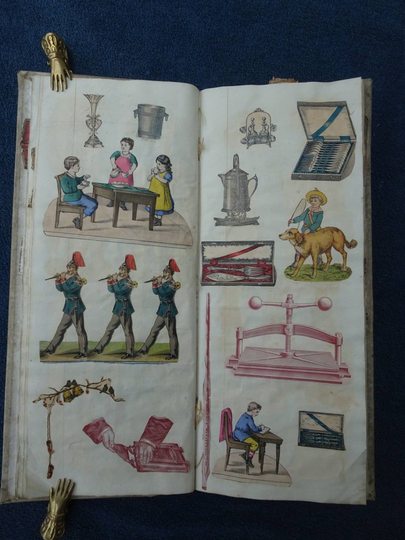 N.n.. - Plakboek / Scrapbook. Antiek boek met ingeplakte plaatjes.