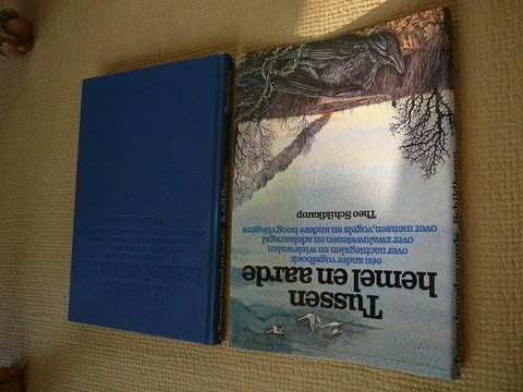 Schildkamp,Theo - Tussen Hemel en Aarde.Een ander vogelboek over nachtegalen en wielewalen over zwaluwstenen en adelaarsgal over mensen,vogels en andere hoogvliegers.
