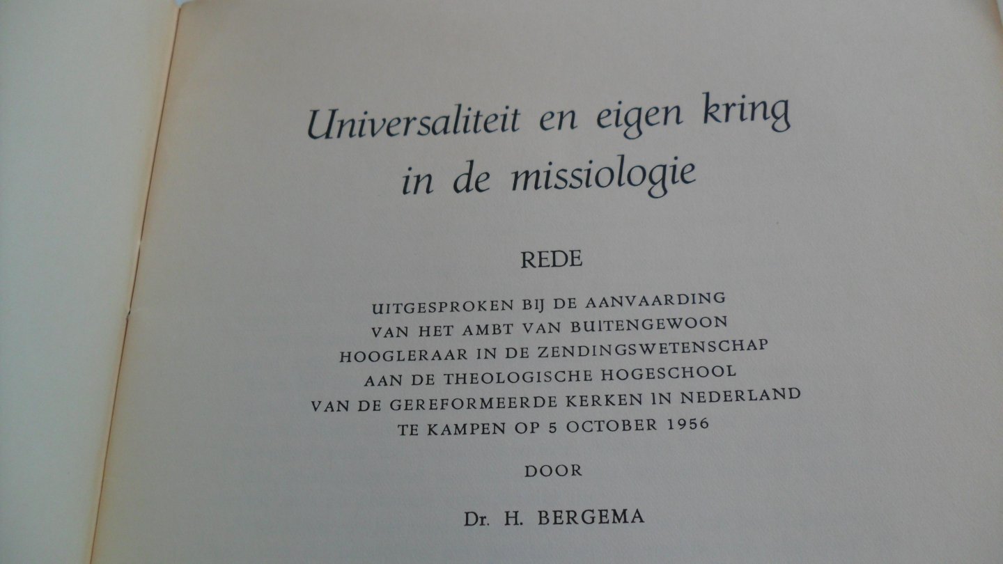 Bergema Dr.H. - UNIVERSALITEIT EN EIGEN KRING IN DE MISSIOLOGIE ~ Rede okt. 1956