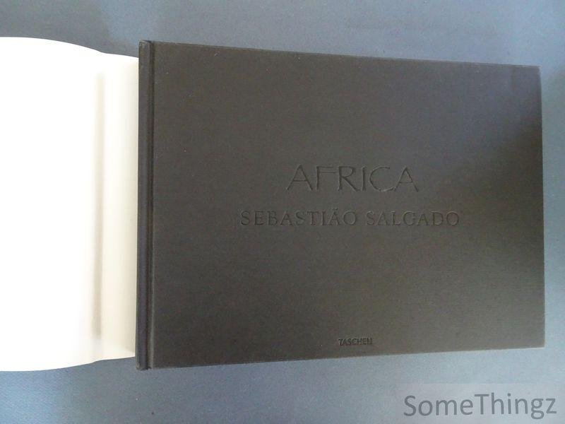 Sebastiao Salgado (photogr.) / Mia Couto (text) / Lelia Wanick Salgado (concept). - Sebastiao Salgado. Africa, Afrika, Afrique. [English, German, French edition.]