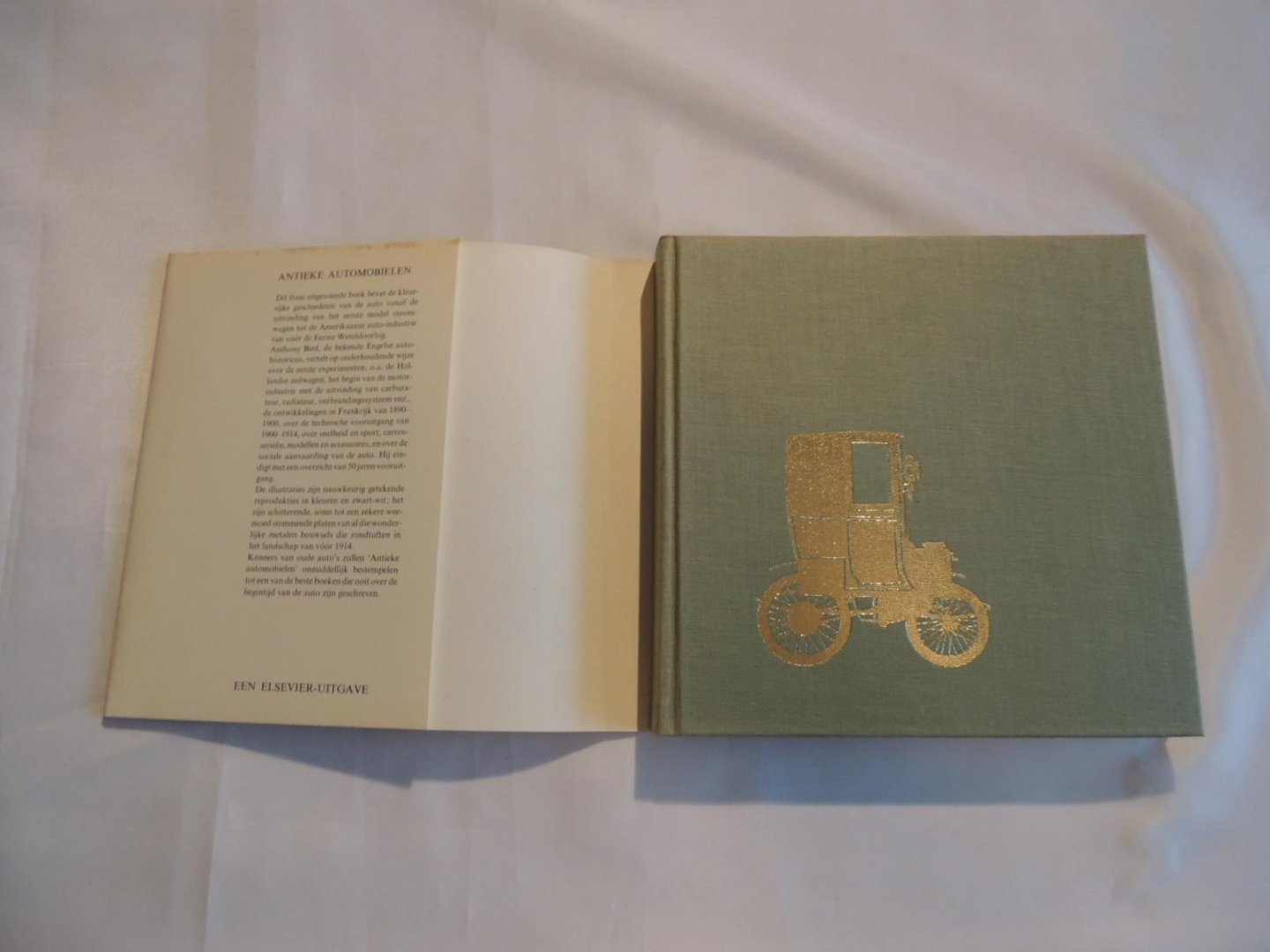 Bird, Anthony - Antieke automobielen - met meer dan 180 illustraties, waarvan ca. 50 in kleuren