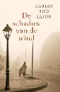 Zafon, Carlos Ruiz  Vertaald door Nelleke Geel  en Omslagontwerp Will Immink - De schaduw van de wind   ..   In het oude centrum van Barcelona ligt het Kerkhof der Vergeten Boeken.