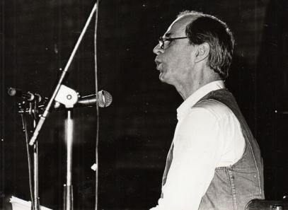 (ULSEN, Henk van) - Collectie van 7 originele zwart-witfoto's, deels met Van Ulsen in actie als acteur of voordrachtskunstenaar.