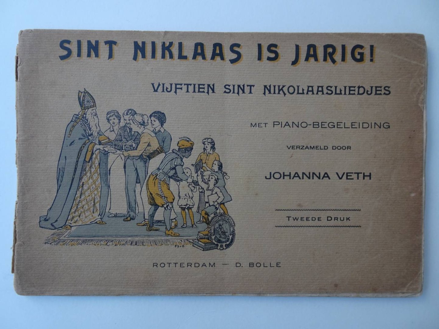 Veth, Johanna. - Sint Niklaas is jarig! Vijftien Sint Nikolaasliedjes met piano-begeleiding.