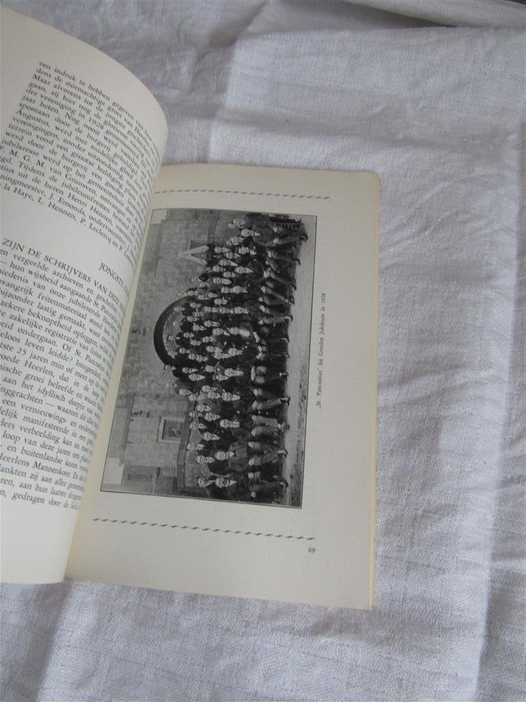  - Gedenkboek 75-jarig bestaan van het Koninklijk Heerlens Mannenkoor St. Pancratius 1878-1953 + los Feestprogramma
