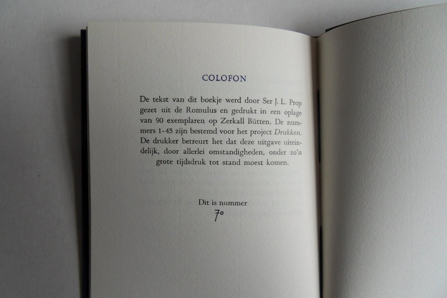 Stols, A.A.J. [ ! Met autograph van de drukker ]. - Een Debuut. [ Genummerd ex. 70 / 90 ].