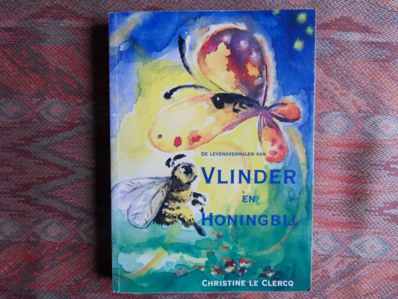 Clercq, Christine Le. - De Levensverhalen van Vlinder en Honingbij. --- 1e druk, 2000. Paperback met geill. platten. Boek verkeert in zeer goede staat. Geen naam ingeschreven en geen onderstrepingen. 378 pp. Een ontroerend en bemoedigend boek.