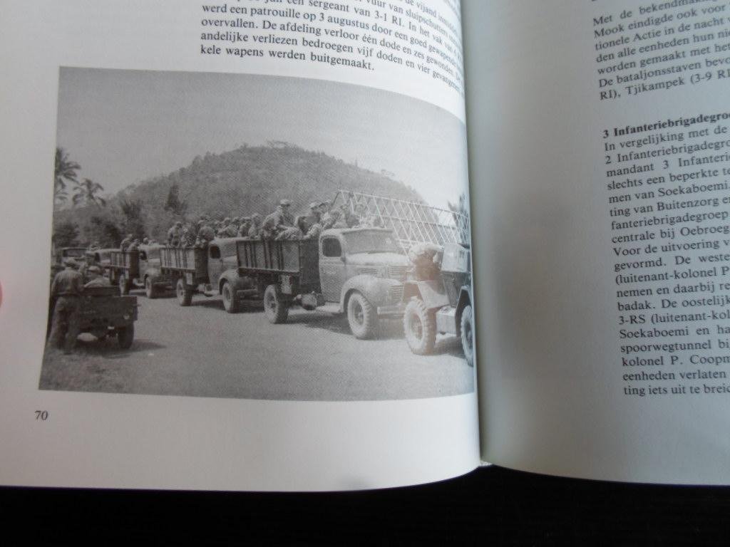 Schulten, Dr.C.M.& Drs.H.L.Zwitser, Drs.J.Hoffenaar, redactie - Gedenkboek 1 Divisie ‘7 December’ 1946-1986