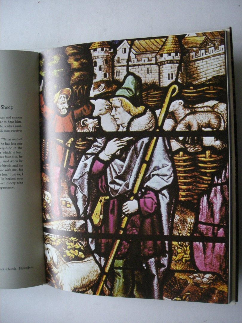 Walker, Jr., S. ed. / Halliday, S. and Lushington, L, photogr. - The Life of Christ in Stained Glass with Text from the Bible