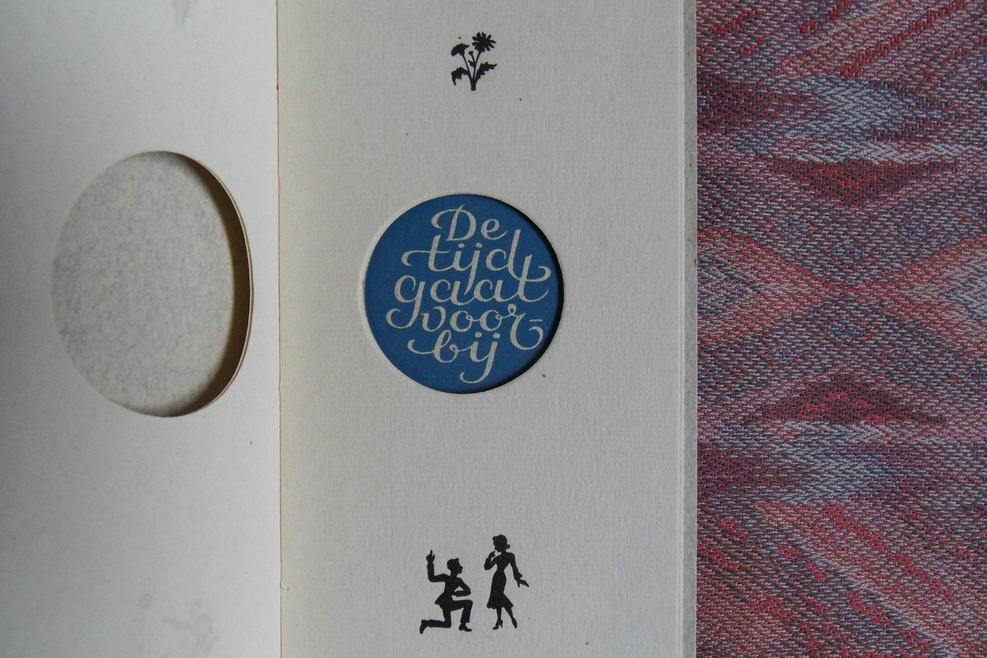 Voss, H.D. [ Gesigneerd ]. - De Tijd gaat voorbij.  [ Persoonlijke Nieuwjaarswens van de grafische kunstenaar H.D. Voss].