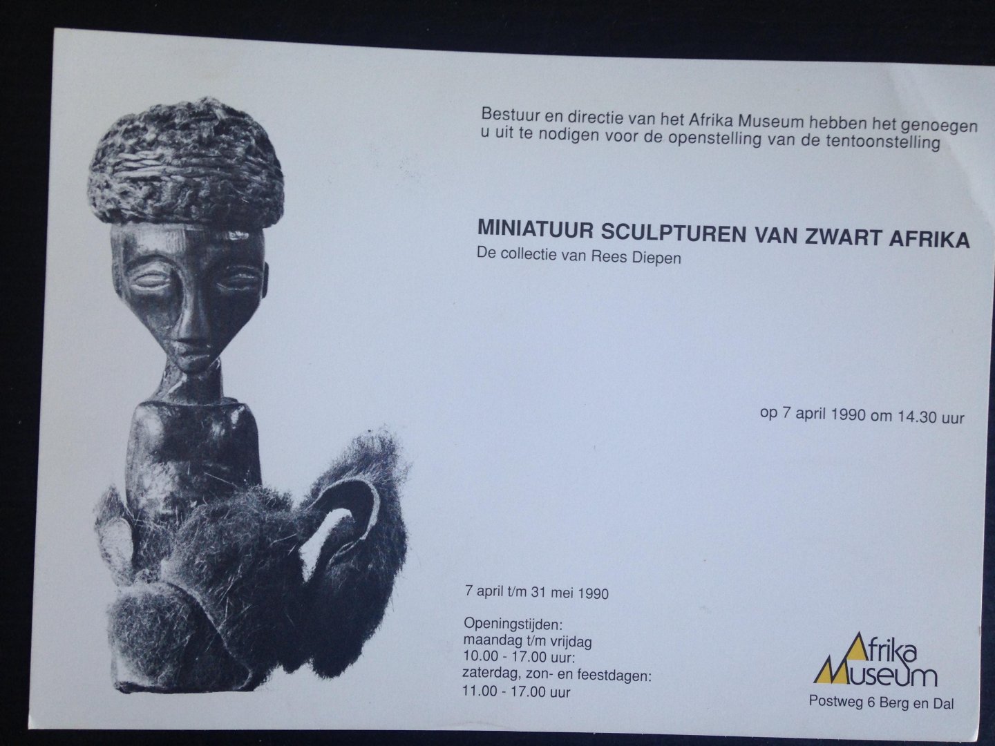  - Uitnodiging Mniatuur Sculpturen van Zwart Afrika, De Collectie van Rees Diepen, Afrika Museum