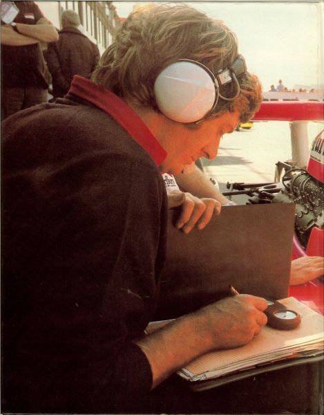 Hugenholtz, Hans  .. voorwoord van Z.K.H. Prins Bernhard  .. Foto's Paul de Bie - Jackie van Nimwegen  & opname techniek Niek Lucas - 30 Jaar Circuit Zandvoort. Dit rijk geillustreerde jubileum-discoboek is voorzien van een hi-fi-stereo grammofoonplaat .