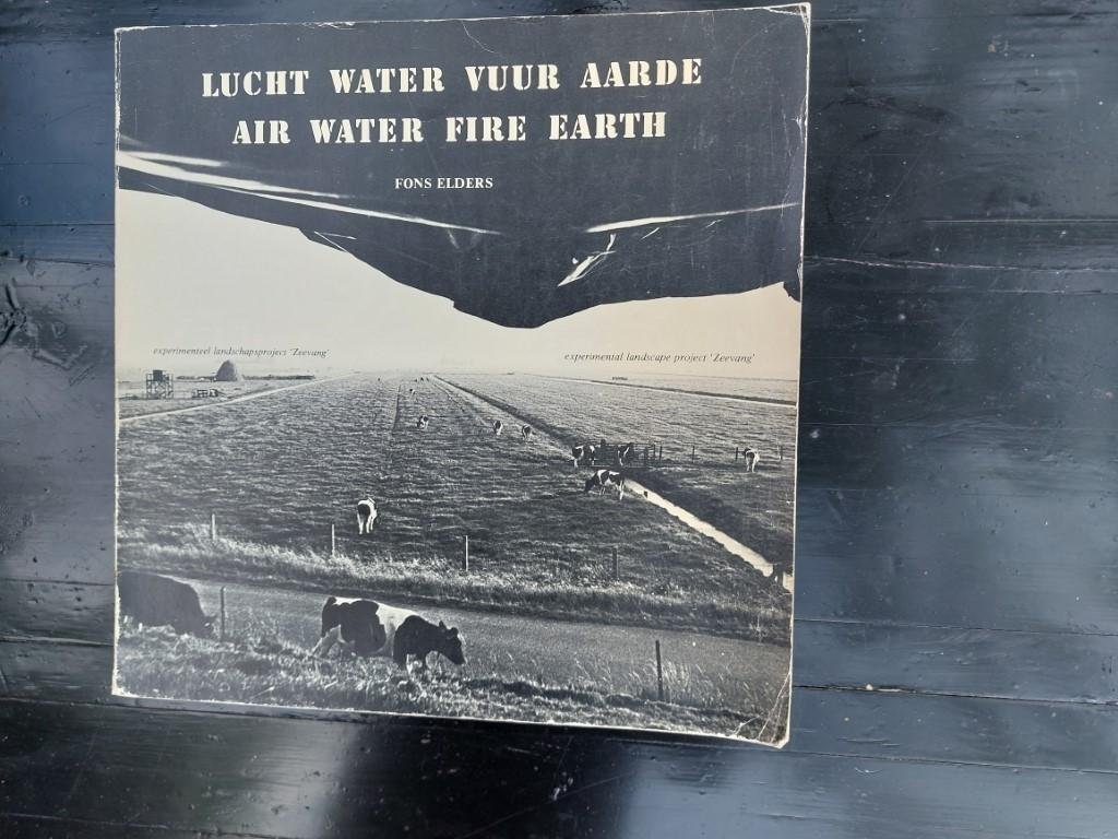 Elders, Fons (tekst); Meino Zeillemaker, Ed van der Elsken, Pieter Boersma (fotografie); Josje Pollmann (layout) - Lucht Water Vuur Aarde/Air Water Fire Earth. Experimenteel landschapsproject 'Zeevang'/Experimental landscape project 'Zeevang' 
