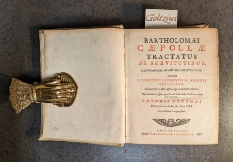 CIPOLLA, B., - Bartholomæi Cæpollæ tractatus de servitutibus, tam urbanorum quam rusticorum prædiorum. Accedunt D. Martini Laudensis & Joannis Superioris Commentarii ad leges singulas de servitutibus, (...) Antonii Matthæi Disputationes VII.