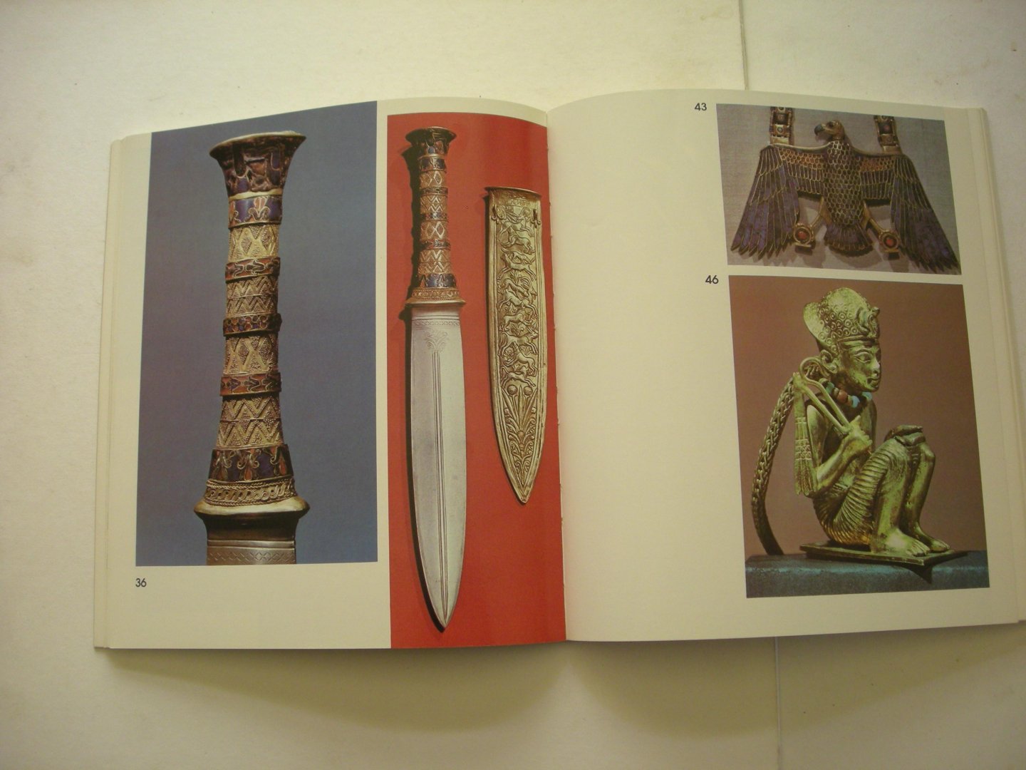 Edwards, I.E.S., Ed. - Treasures of Tutankhamun. Catalogue for the loan exhibition  to mark the fiftieth anniversary of the discovery of the tomb of Tutankhamun