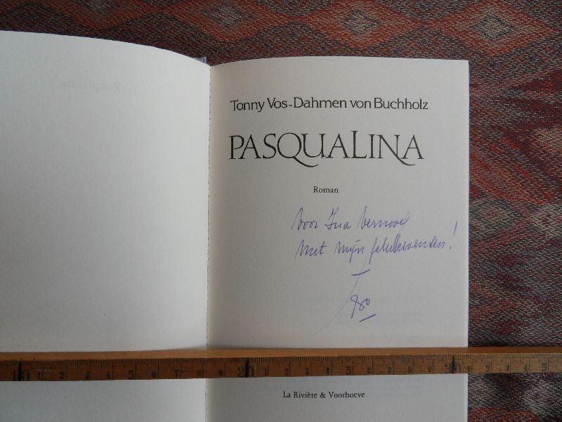 Vos-Dahmen von Buchholz, Tonny. [ ! GESIGNEERD ]. - Pasqualina. - Jeugdroman. --- 1e druk, 1991. Gebonden. Nieuwstaat. Omslagtekening Francien van Westering. Over het eiland Corsica en haar geschiedenis en bewoners. 155 pp.
