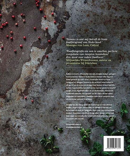 Berg , Simone van den . [ ISBN 9789046821305 ] 2719 - Heerlijke Chaos . ( 100+ ....... Zinnenprikkelende recepten voor elk moment . ) Koken is emotie. Afhankelijk van tijd, energie, budget, gelegenheid en humeur komt er bij de meeste mensen elke dag een ander gerecht op tafel. In het chaotische leven -