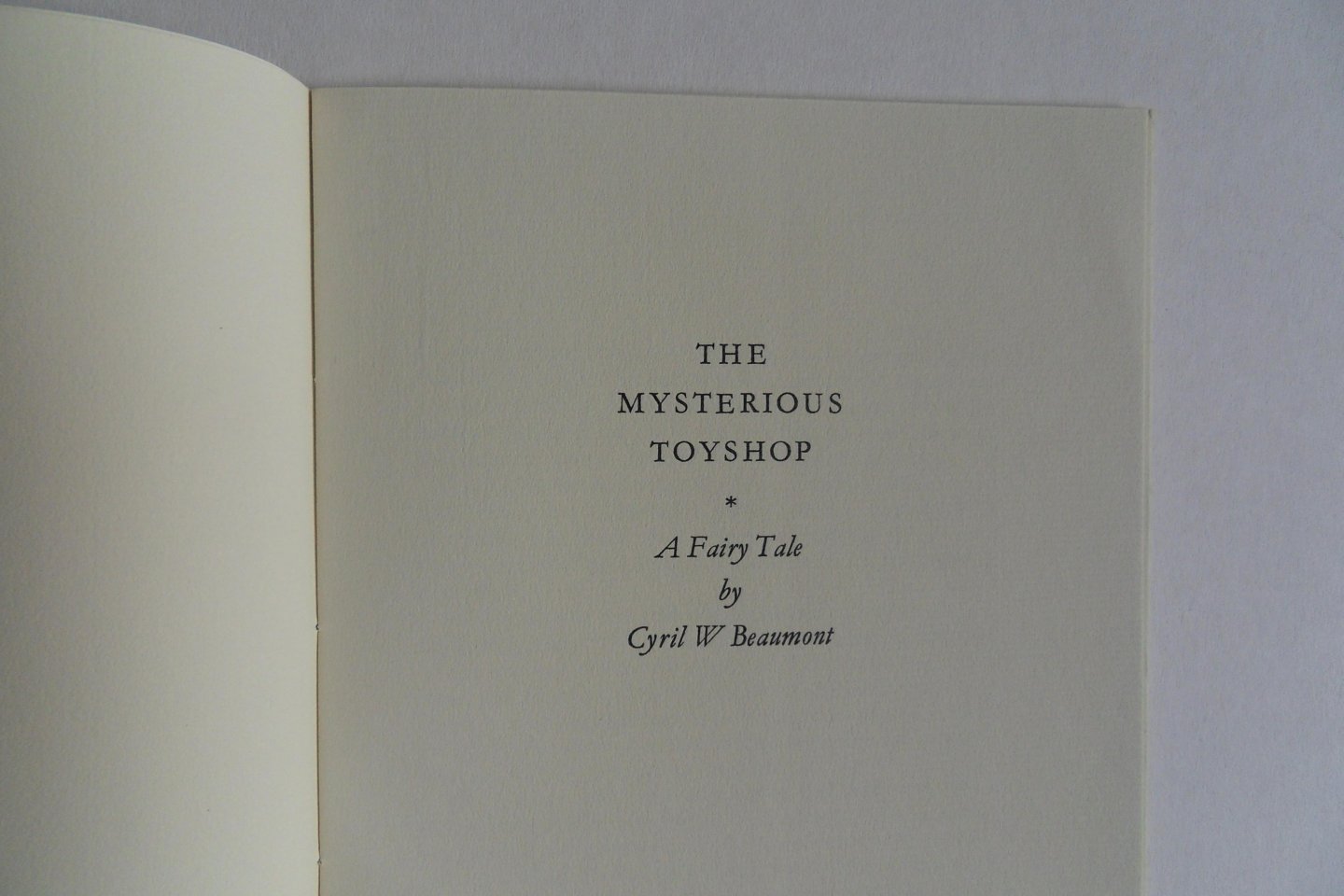 Beaumont, Cyril W. - The mysterious toyshop. - A Fairy Tale. [ Beperkte oplage ].