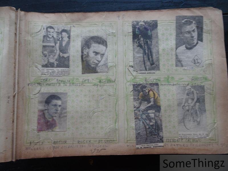 Anon. - Scrapbook / verzamelalbum / oud postkaartenalbum met talrijke krantenknipsels van wielrenners (jaren '40-'50-'60).