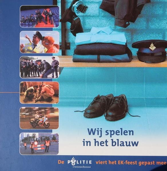 Sluijter, Dick (fotografie) - Wij spelen in het blauw | De politie viert het EK-feest gepast mee