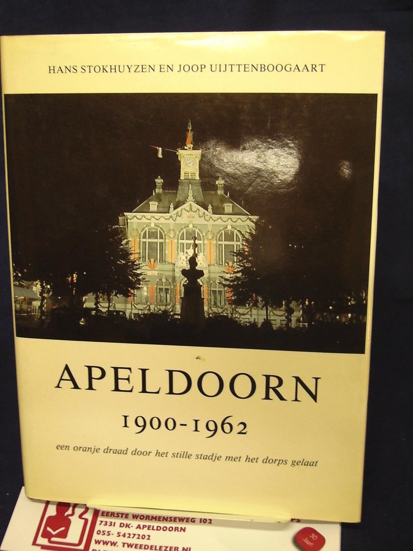 Stokhuyzen, Hans, & Joop Uijttenboogaart - Apeldoorn 1900-1962 een oranje draad door het stille stadje met het dorps gelaat