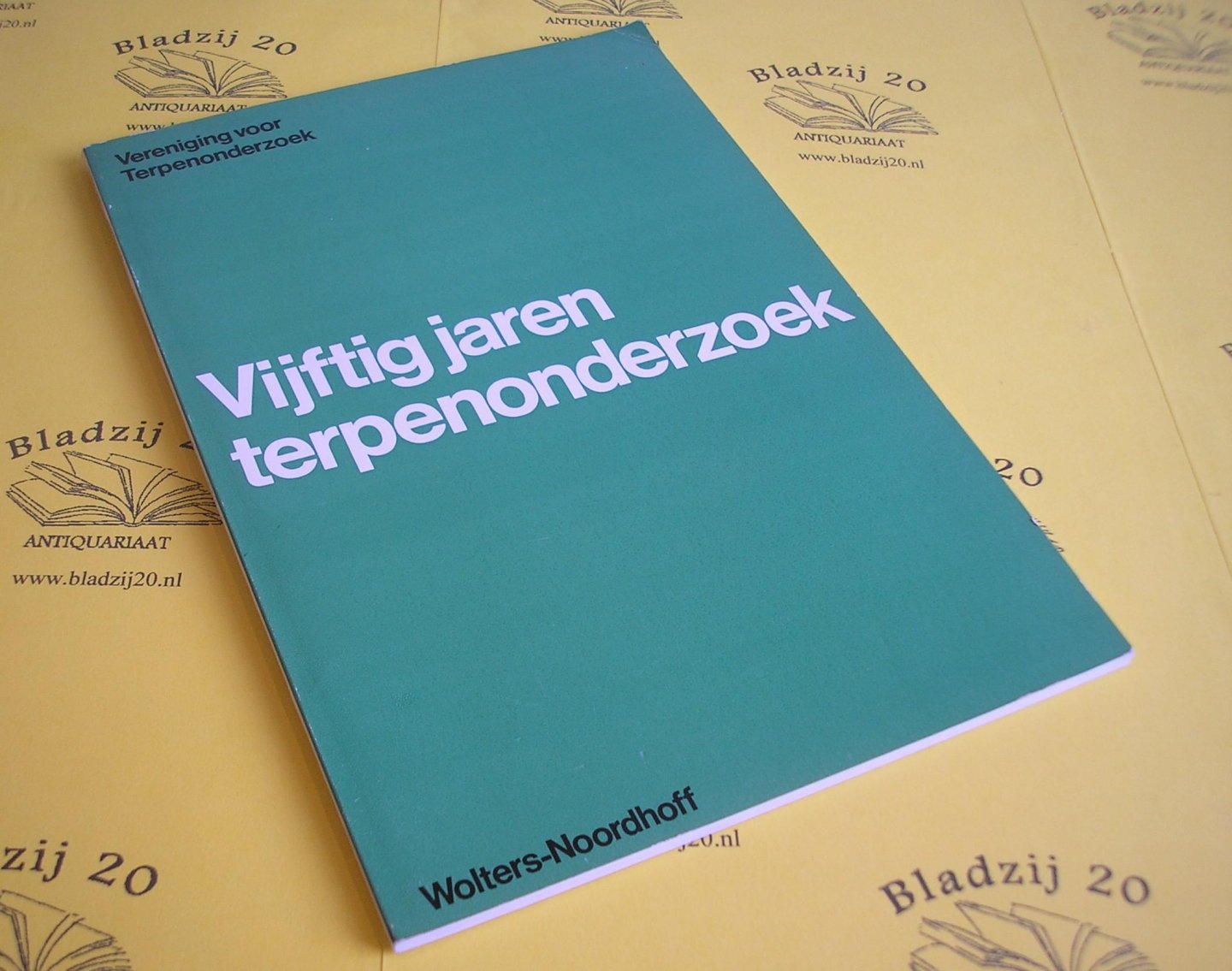 Waterbolk, E.H. e.a. - Vijftig jaren terpenonderzoek. Uitgegeven naar aanleiding van het vijftigjarig bestaan van de Vereniging voor Terpenonderzoek.