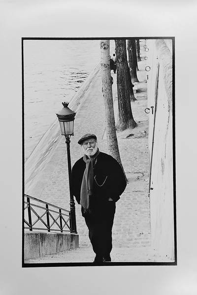 CORNEILLE - HENNY RIEMENS [FOTO]. - Corneille op een trap in Parijs. Originele  foto's van Henny Riemens. .