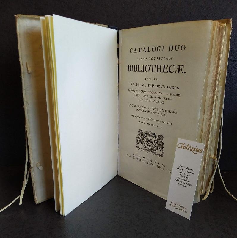  - Catalogi duo instructissimae bibliothecae, quae est in suprema Frisiorum curia. Quorum prior totus est alphabeticus, sine ulla materiarum distinctione alter per capita, secundum diversas materias dispotus est.