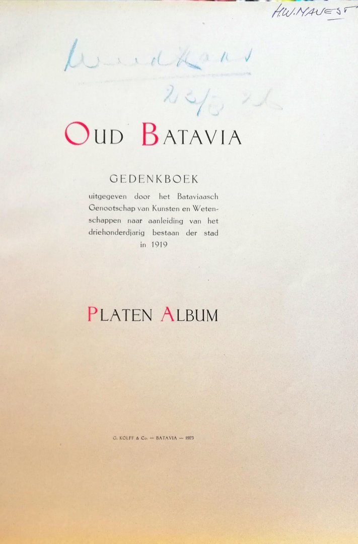 Diverse auteurs . [   ] 2718 - Oud Batavia. ( Platenalbum  Platen Album . )  Boek in zwart linnen band met goudopdruk in zeer goede staat. In 1919 uitgegeven ter gelegenheid van het driehonderdjarig bestaan in 1919.
