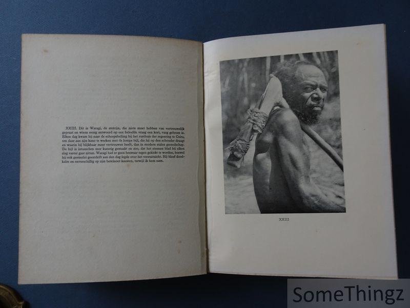 Frank Hurley en J.H. Altona (bewerking). - Parelvisschers en Papoea's.